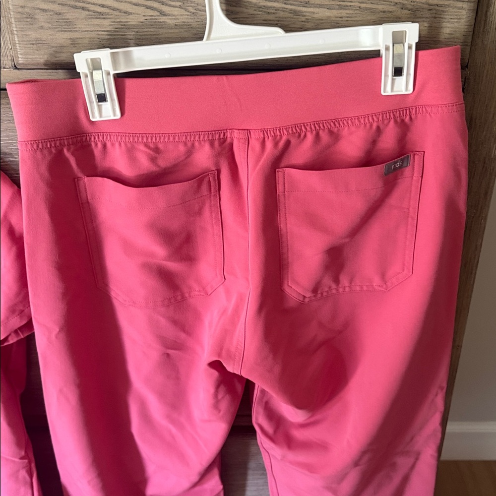 Figs Coral Scrub Ensemble - Picture 4 of 5